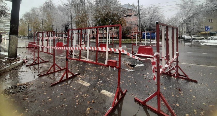 Из-за провала асфальта в Йошкар-Оле закроют улицу и изменят маршрут троллейбуса