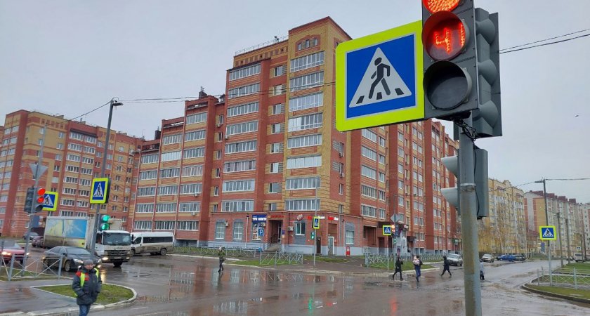 На одной из улиц Йошкар-Олы готовят к работе новый светофор