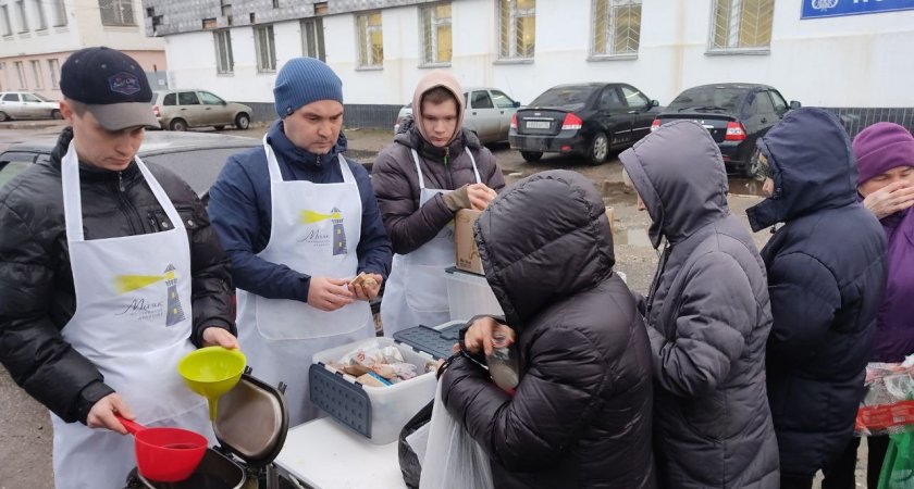 На Вокзальной площади каждую неделю кормят бездомных и бедняков