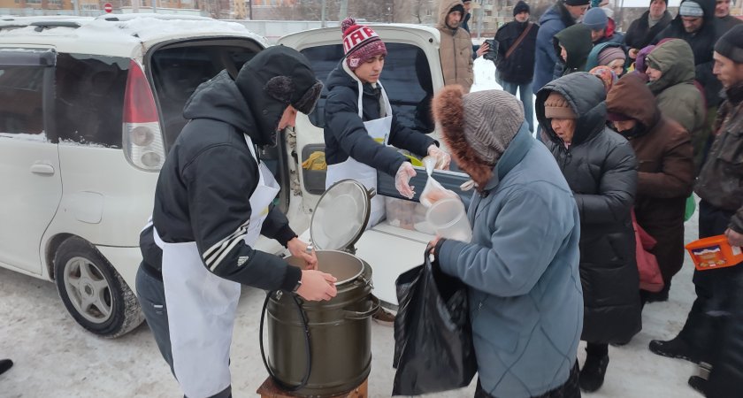 В Йошкар-Оле бесплатно кормят нуждающихся: дают суп, чай, сладости и даже обувь