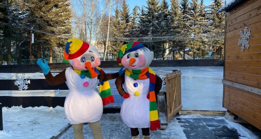 В Йошкар-Оле снеговики, Бычок и Лошадка открыли каток в центральном парке