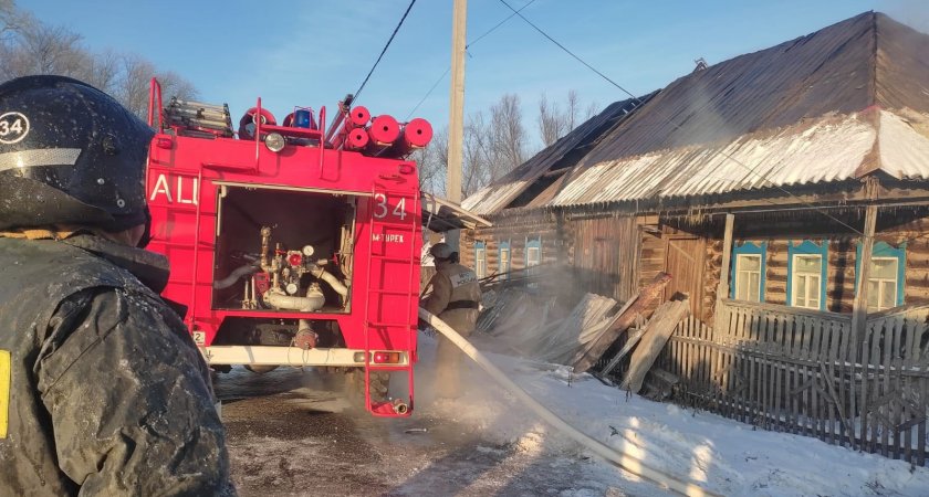 Во время пожара в Марий Эл спасатели вытащили мужа и жену через окно