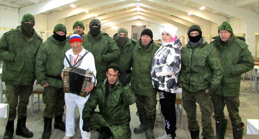 Гармонист из Марий Эл сыграл для мобилизованных земляков