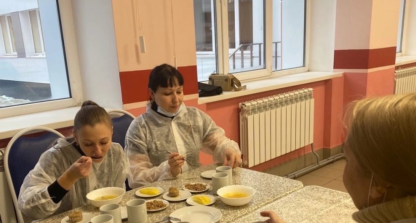 Родители пришли в школу Йошкар-Олы пробовать еду, которой кормят их детей