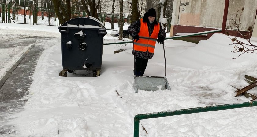 Дворники откапывают Йошкар-Олу из снега с раннего утра