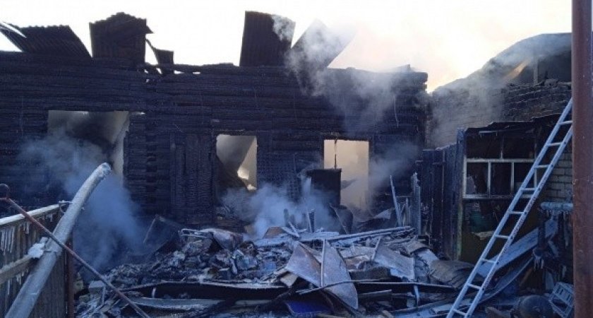 Ранним утром в Волжске загорелось частное хозяйство