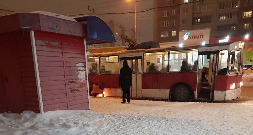 На остановке "Олимп" загорелся троллейбус