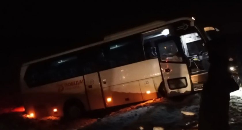 Автобус с пассажирами из Йошкар-Олы разогнался и вылетел в кювет