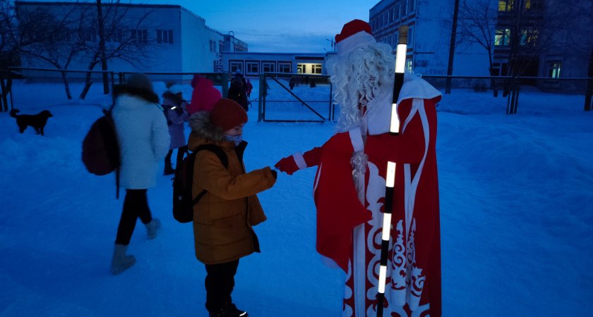 В Марий Эл Дед Мороз подарил маленьким пешеходам световозвращатели