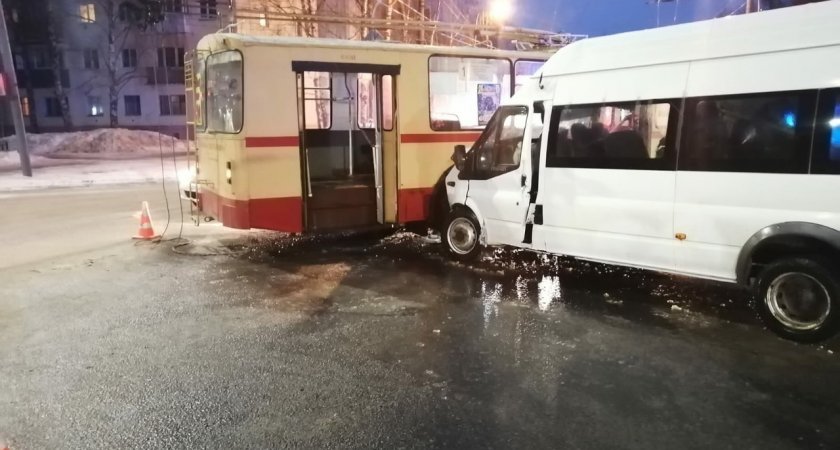 Троллейбус и пассажирский микроавтобус столкнулись на перекрестке в Йошкар-Оле