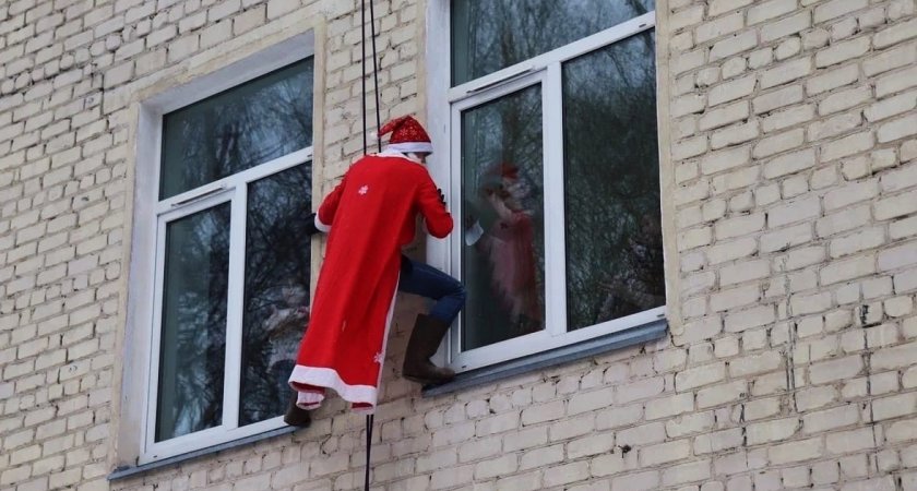 Деды Морозы свисали с крыши больницы и заглядывали в окна к детям