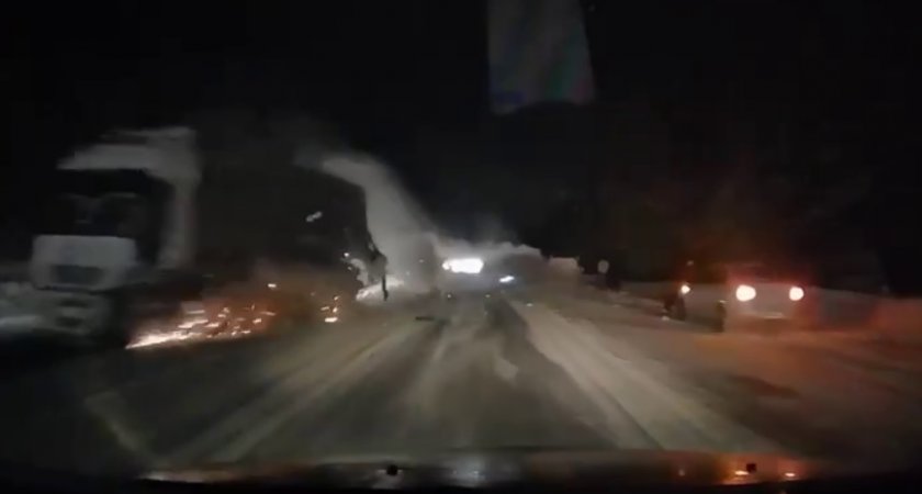 На трассе в Марий Эл легковушка столкнулась с грузовиком, двое пострадали