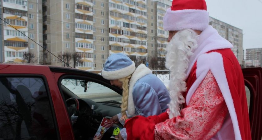 Дед Мороз и Снегурочка вышли на дороги Йошкар-Олы в рейд