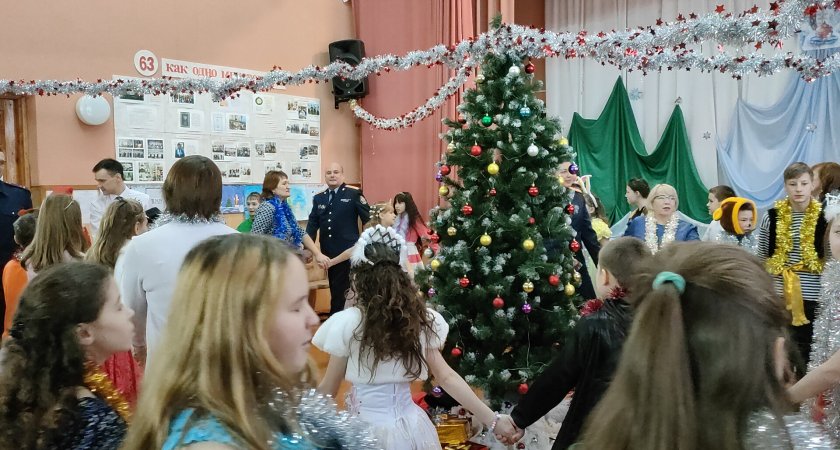 Офицеры Следственного комитета водили с детьми хоровод