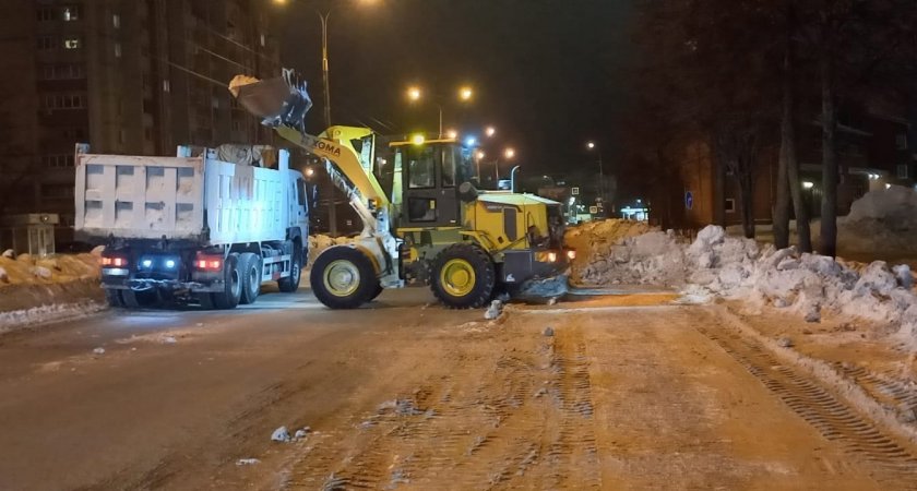 В Йошкар-Оле по ночам убирают снег с дорог 