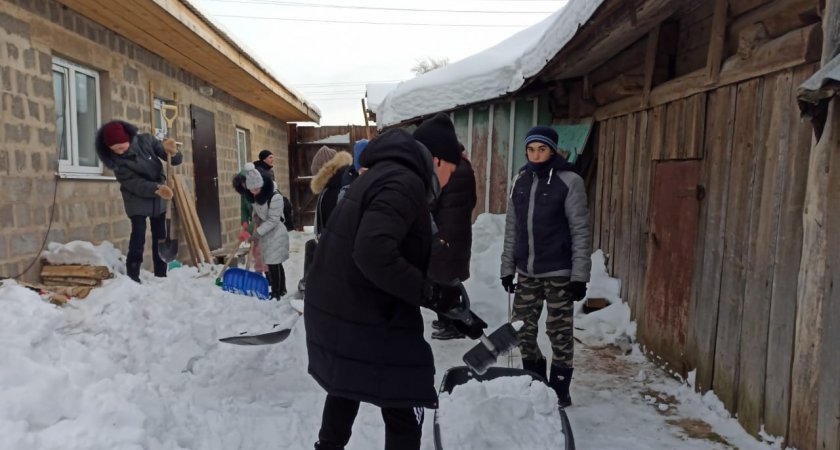 Школьники расчистили и вывезли снег у дома матери мобилизованного из Марий Эл