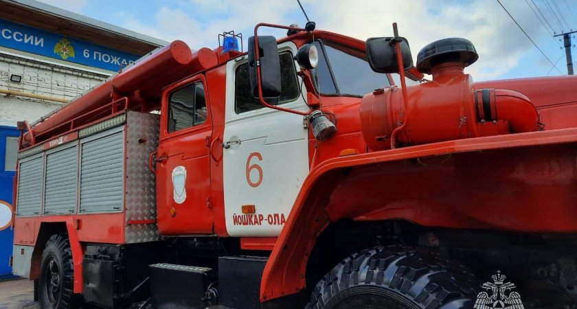 Во дворе Йошкар-Олы вспыхнула легковушка