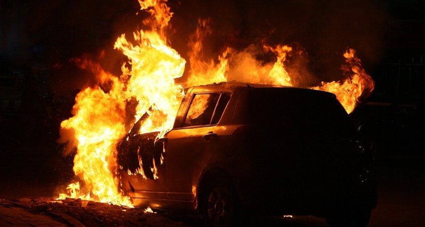 В Йошкар-Оле загорелся автомобиль, в котором спал мужчина