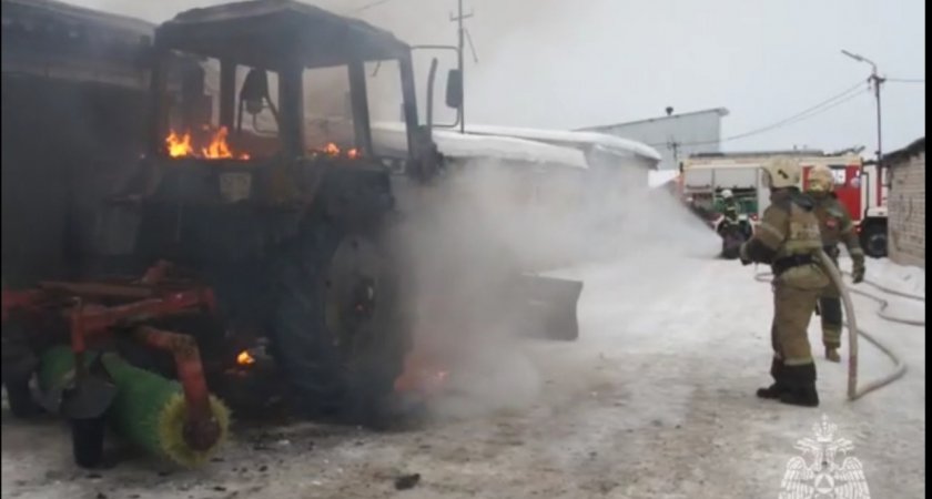Оставленный на улице Йошкар-Олы трактор вспыхнул и полностью сгорел