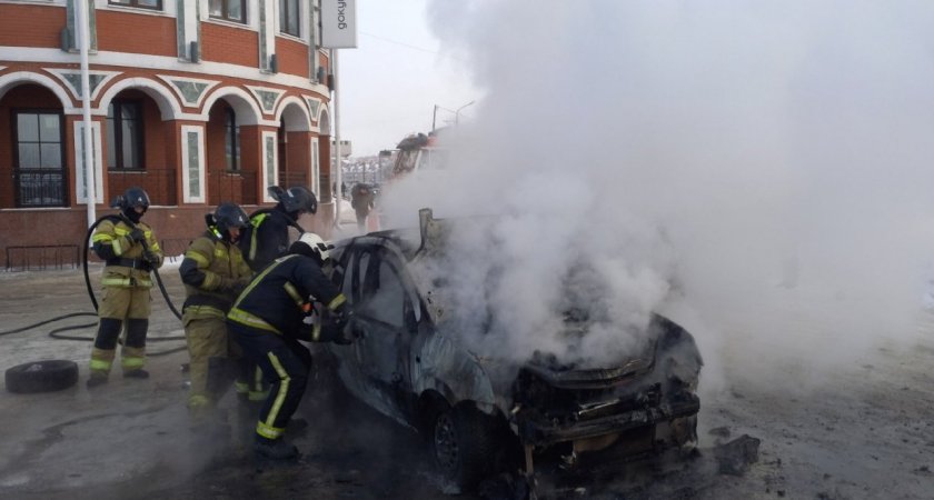 В МЧС назвали причину возгорания легковушки в центре Йошкар-Олы