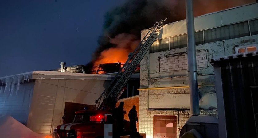 В Йошкар-Оле вспыхнул цех с газовыми баллонами
