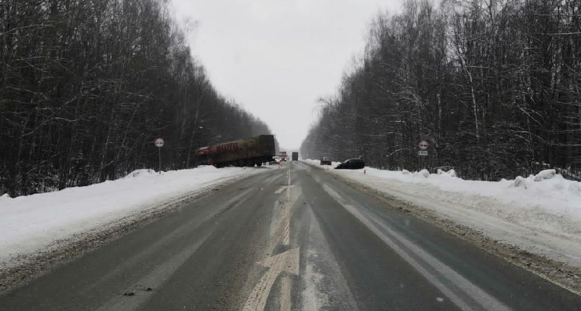 В Марий Эл столкнулись грузовик и легковушка