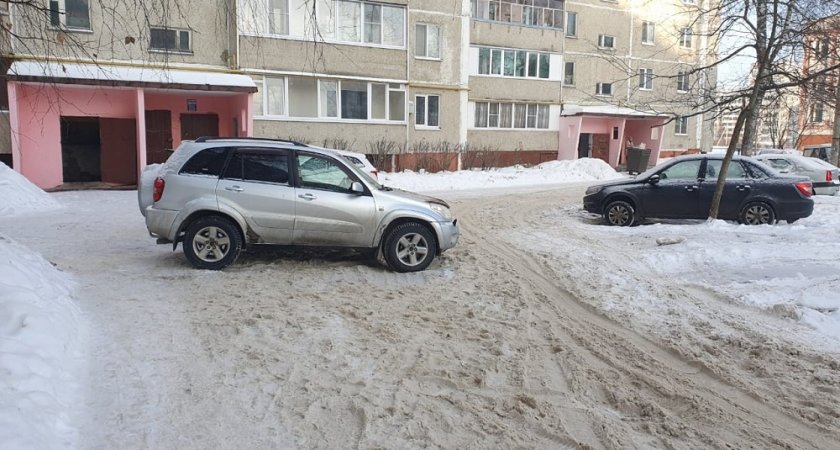 Водитель в Йошкар-Оле заехала на тротуар и сбила ребенка на санках