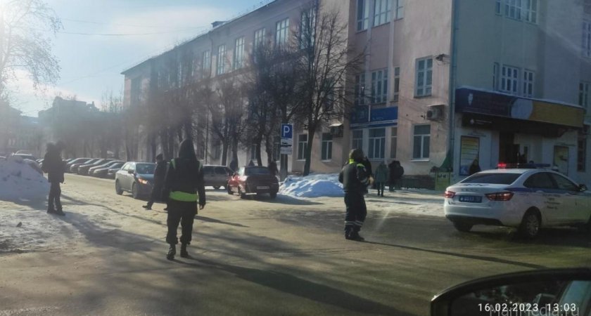 Здание банка в Йошкар-Оле оцепили спецслужбы