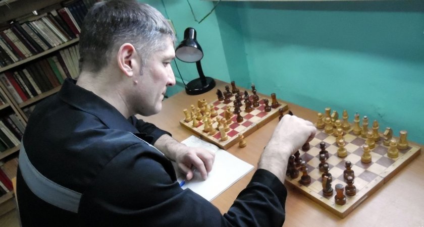 Заключенные Марий Эл играют в шахматы, перекидываясь с соперниками записками