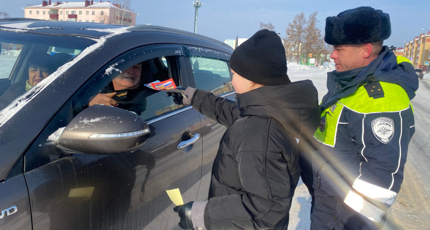 Школьники и сотрудники ГИБДД поздравили водителей Марий Эл с праздником