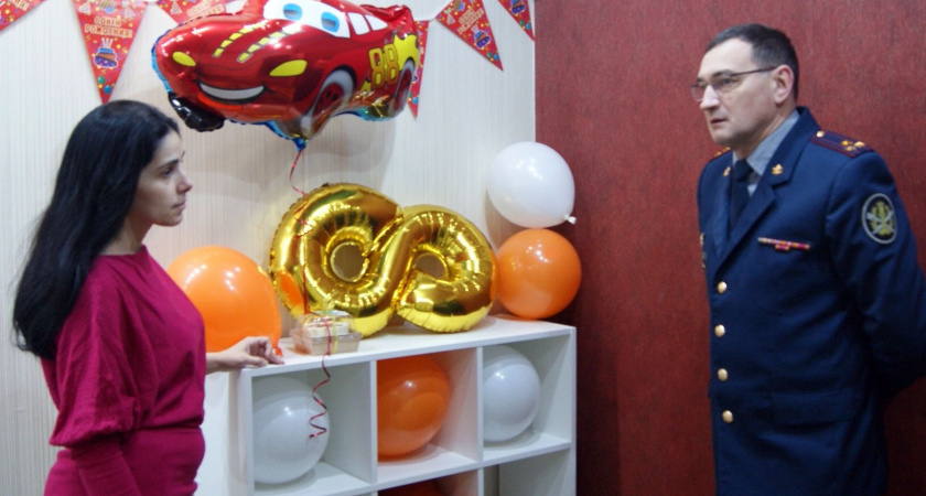 Сотрудники УФСИН подарили мальчику шкаф