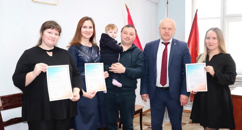 В Оршанском районе трем семьям вручили свидетельства на приобретение жилья