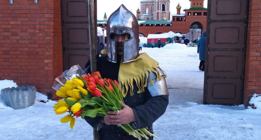 Центр Йошкар-Олы заполонили рыцари с цветами