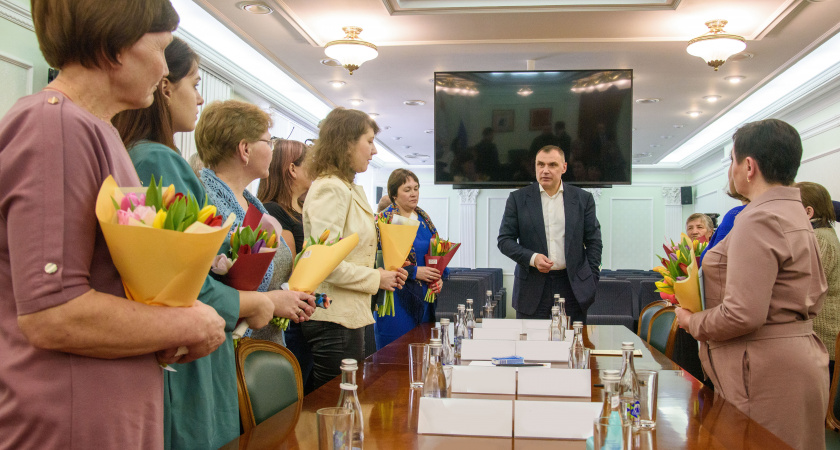 Жены и матери мобилизованных встретились с Зайцевым: он рассказал, как съездил в зону СВО