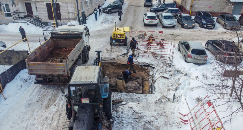 В Йошкар-Оле обновляют дорогу, пытаясь не мешать пешеходам