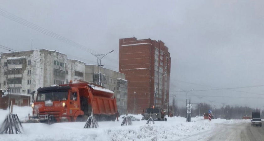 Аномальное количество снега выпало в Йошкар-Оле: выехала спецтехника