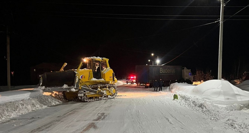 В Марий Эл полицейские помогли водителю после заноса вытащить фуру на проезжую часть