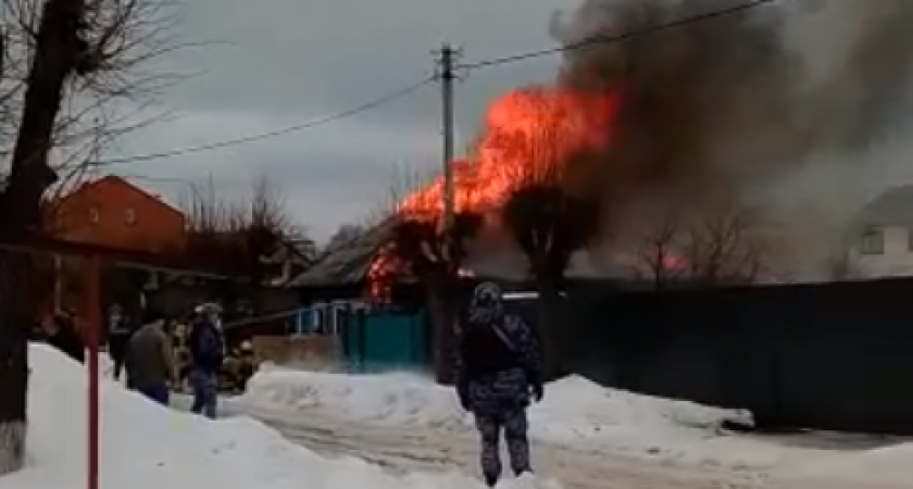 В Йошкар-Оле на улице Матросова горит жилой дом: пострадал хозяин и собака