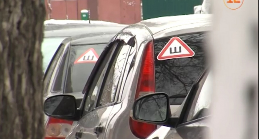 Нужно ли в Йошкар-Оле крепить знак «Ш» на свое авто?