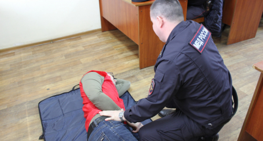 В Йошкар-Оле полицейских учили делать искусственное дыхание и массаж сердца