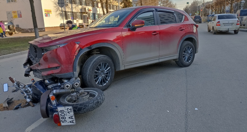 В Йошкар-Оле мотоциклист серьезно пострадал в аварии с Mazda