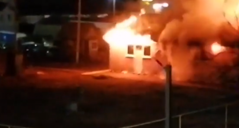 С микроавтобуса “Мерседес” огонь перекинулся на здание магазина в поселке Руэм