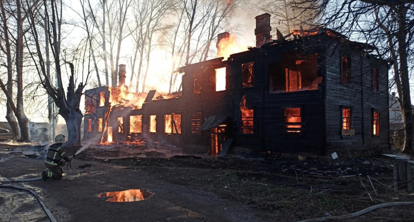 В Волжске вспыхнул деревянный барак