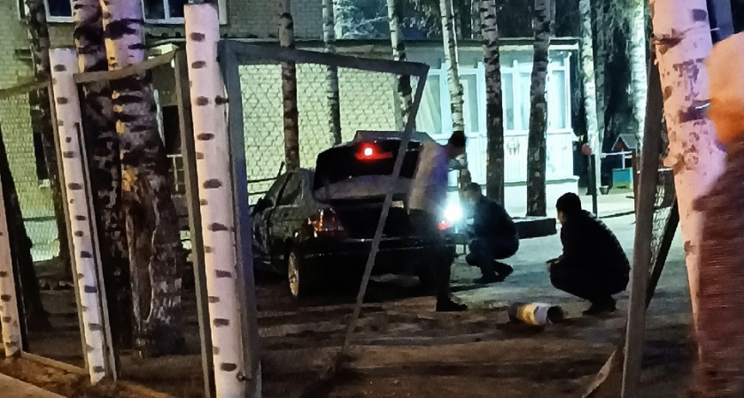 В Йошкар-Оле водитель “Мерседеса” протаранил забор детского садика