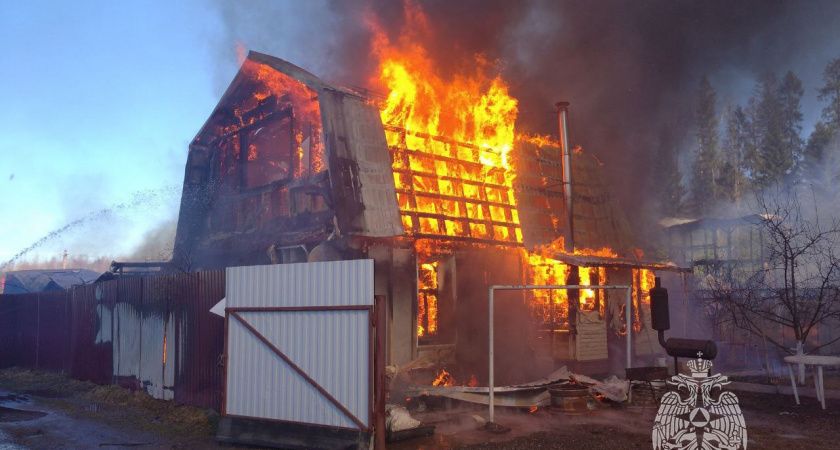 В Медведевском районе полностью сгорел дом, еще один частично пострадал