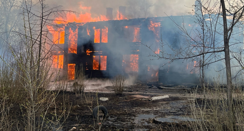 В Волжске сгорел пустующий деревянный барак
