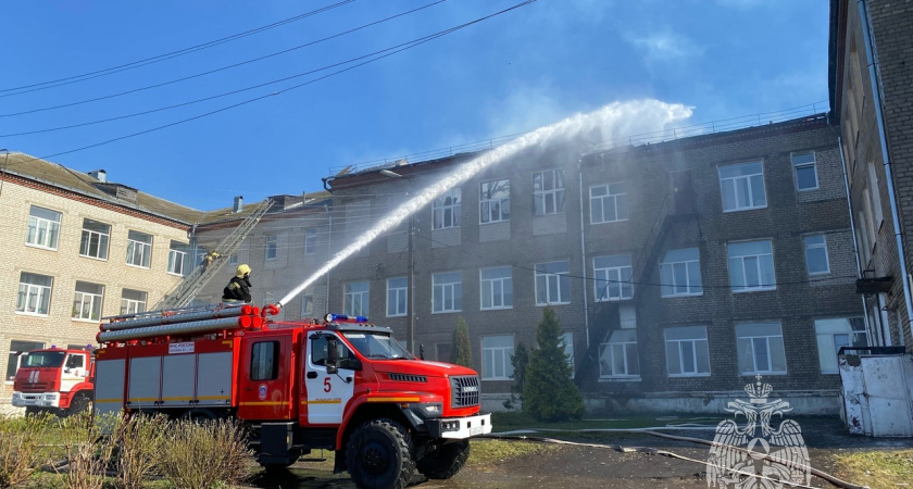 Причину возгорания школы в Семеновке эксперты пока не называют