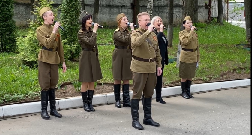 Перед окнами больницы в Йошкар-Оле устроили концерт для ветеранов ВОВ