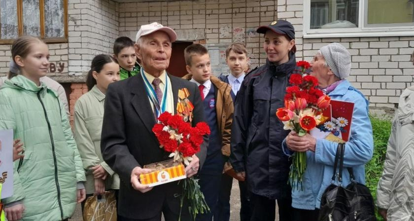 Юные йошкаролинцы поздравили песней ветеранов ВОВ с наступающим праздником 