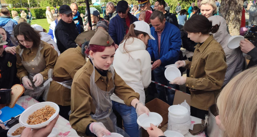 В Йошкар-Оле на День Победы выстроились очереди за солдатской кашей